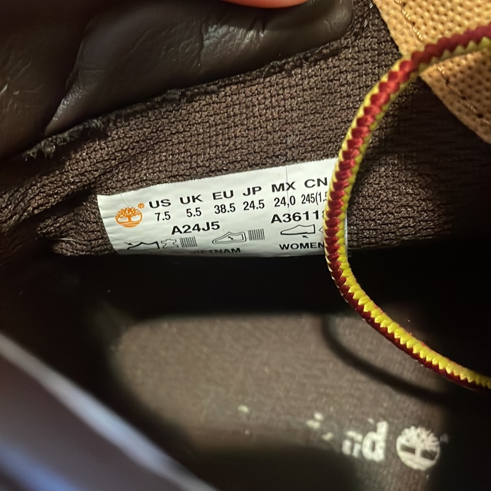 Timberlands size 7.5 - Picture 3 of 4
